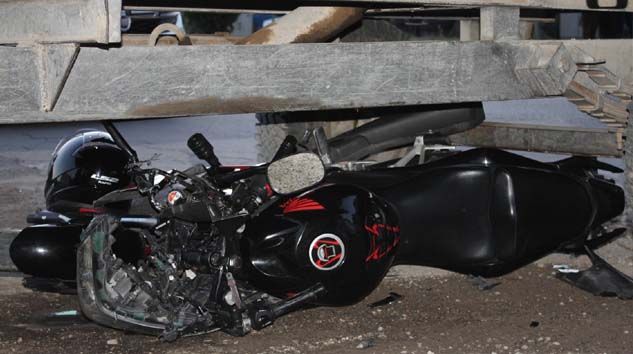 Üç gün önce aldığı motosikletle traktörün altında kaldı