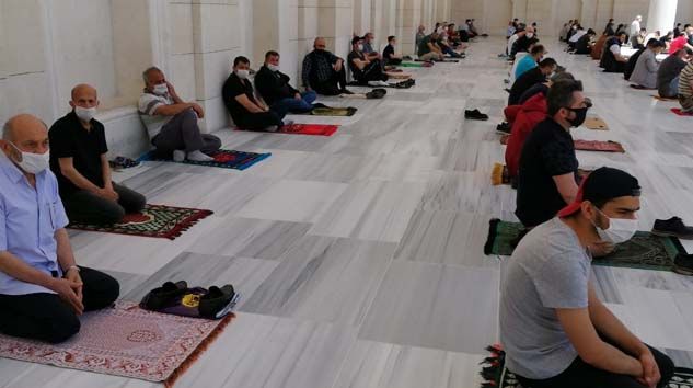 Büyük Çamlıca Camii’nde korona tedbirleriyle Cuma namazı kılındı
