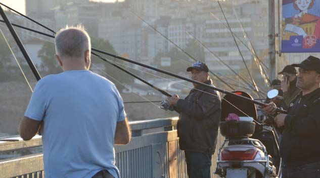 Balıkçılar oltalarını alıp Unkapanı Köprüsüne koştu