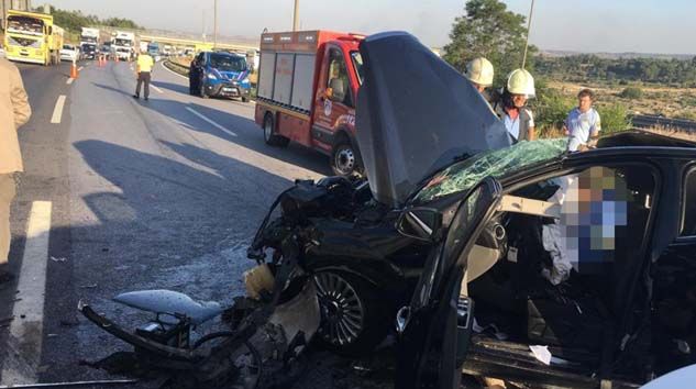 TEM’de otomobil tıra çarptı: 3 ölü, 1 kişi yaralandı