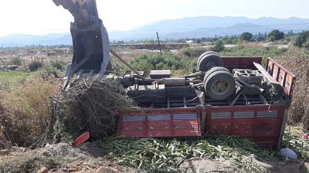 Tarım işçilerini taşıyan kamyonet devrildi: 2 ölü, 8 yaralı
