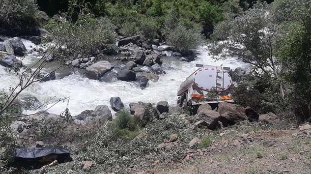 Akaryakıt tankeri dereye yuvarlandı Murat Küçükal hayatını kaybetti
