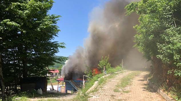 Mangal ateşinden sıçrayan kıvılcım iki katlı evi küle çevirdi