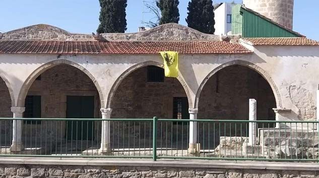 Güney Kıbrıs’ta camiye Bizans bayrağı asıldı