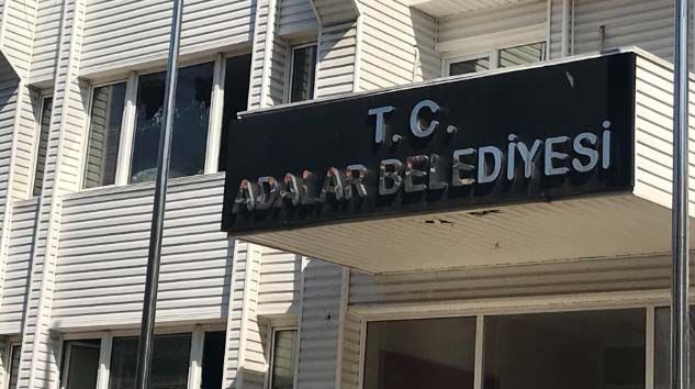 Adalar Belediye binasına pompalı saldırı