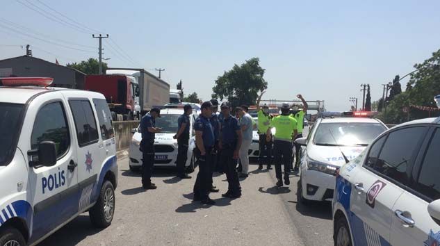 “Dur” ihtarına uymayan aracın çarptığı polis ağır yaralandı