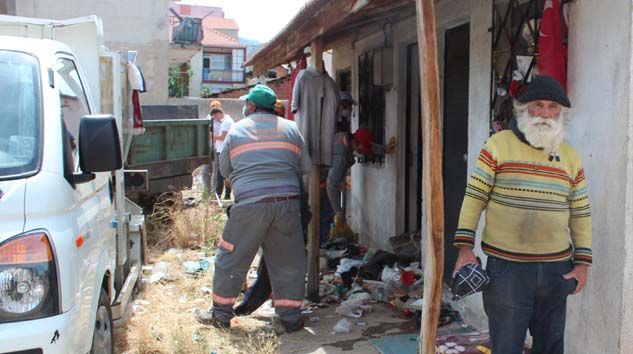 Manisa’da 30 metrekare evden 15 ton çöp çıkarıldı