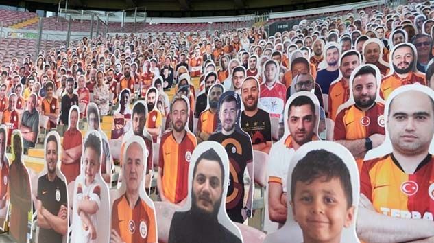 Galatasaray 123 TL veren taraftarın fotoğrafını tribünlere yerleştiriyor