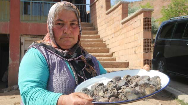 Tarlasından mıknatısla tek tek 45 adet gök taşı topladı