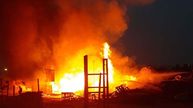 Palet deposu alev alev yandı