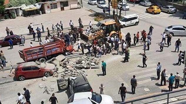 Freni boşalan kamyon kırmızı ışıkta bekleyen 3 araca çarptı: 1 ölü