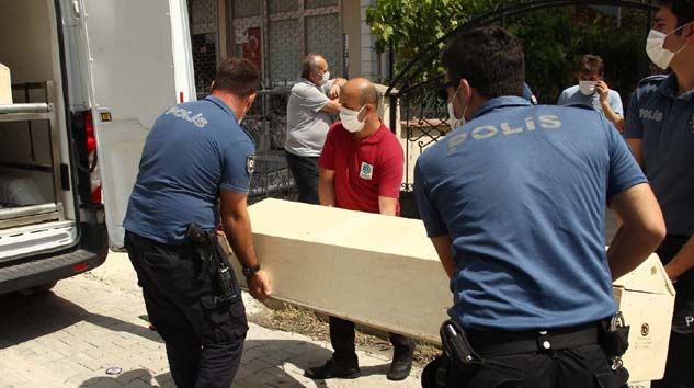 Boşanma aşamasındaki eşinin boğazını kesti