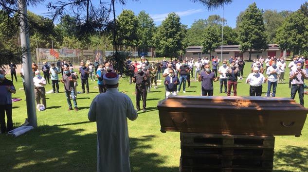 İsviçre’de Ren Nehri’nde boğulan Türk’ün cenaze namazı kılındı İsviçre’de Ren Nehri’nde boğulan Türk’ün cenaze namazı kılındı