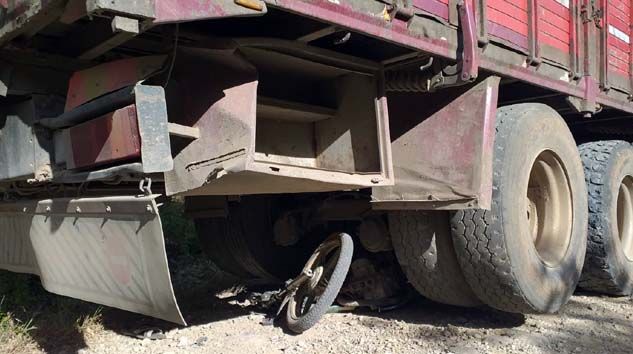 16 yaşındaki gencin kullandığı motosiklet kamyonun altına girdi annesi öldü