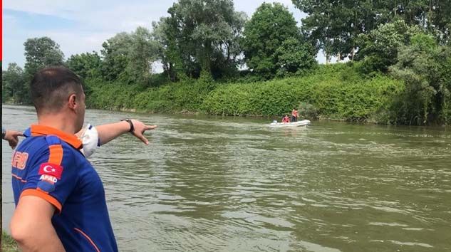 Arkadaşlarıyla Sakarya Nehri’ne giren 13 yaşındaki Gökdeniz Serbest suda kayboldu