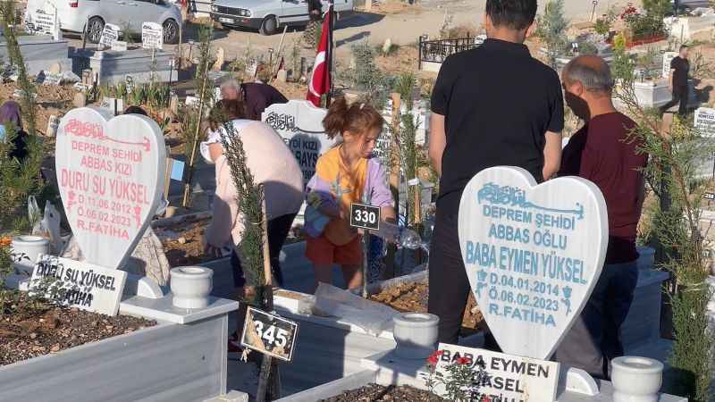 Depremzedelerin mezarlıkta buruk bayramı Depremzedelerin mezarlıkta buruk bayramı