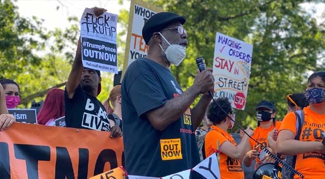 Trump doğum gününde Beyaz Saray önünde protesto edildi