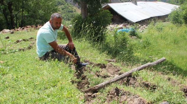 Bingöl’de deprem sonrası oluşan yarıklar dikkat çekti