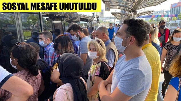 Metrobüslerde ve duraklarda dikkat çeken yoğunluk