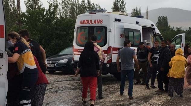 Tarım işçilerini taşıyan minibüs kamyonla çarpıştı: 1 ölü, 7 yaralı