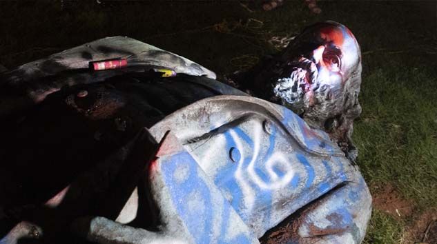 ABD’de göstericiler bir heykeli daha yıktı