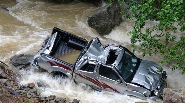 Dereye uçan kamyonetin sürücüsü aranıyor