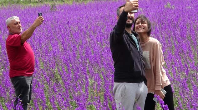 Mor çiçekle selfie keyfi