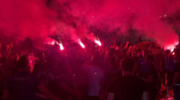 Trabzonspor taraftarı takımını coşkuyla karşıladı