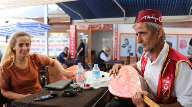 Maskesiz bağlama çalıp türkü söyleyen aşığa 900 lira ceza