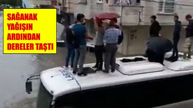 Esenyurt’ta vatandaşlar midibüsün üzerinde mahsur kaldı