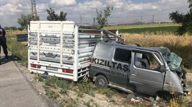 Canlı hayvan yüklü kamyonetle panelvan araç çarpıştı: 2 ölü