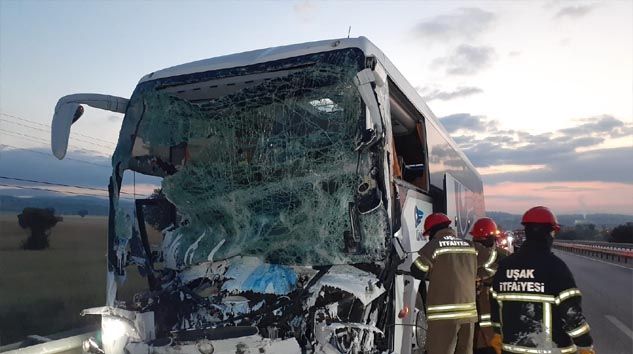 Uşak’ta yolcu otobüsü kamyona arkadan çarptı: 2 ölü, 18 yaralı