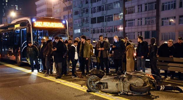 Metrobüsle kafa kafaya çarpışan motosiklet sürücüsü öldü