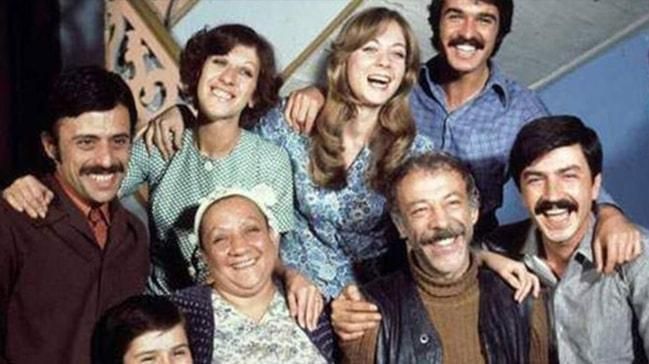 Yeşilçam’ın efsane filmi ‘Aile Şerefi’nin ünlü oyuncuları yıllar sonra bir araya geldi