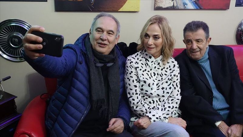 Yeşilçam’ın efsane filmi ‘Aile Şerefi’nin ünlü oyuncuları yıllar sonra bir araya geldi