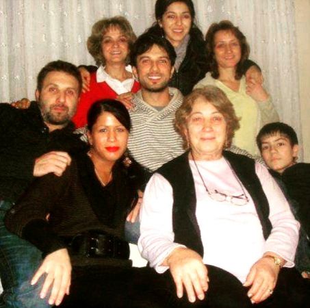 Megastar kardeşleriyle verdiği pozu ilk kez paylaştı!