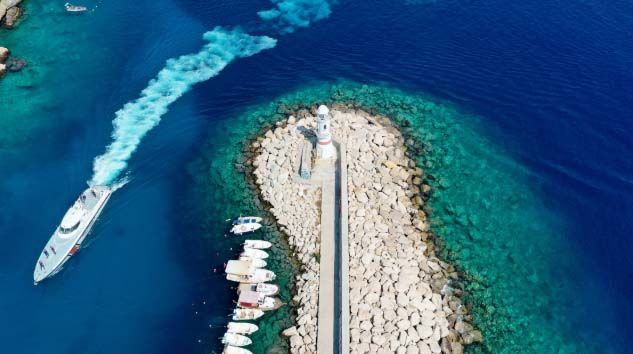 Kaş’a ilk günübirlik yurtiçi turu 10 kişiyle başladı