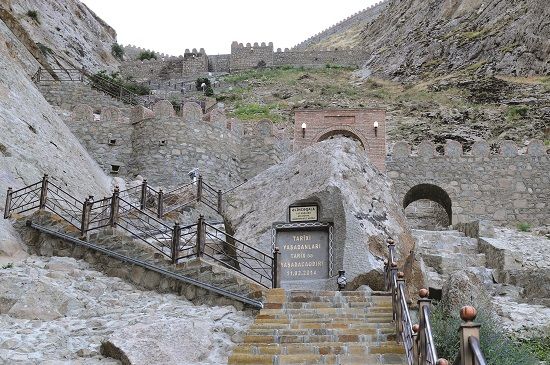 Timur’un güçlü ordularına 14 sene direnen kale “ELİNCE KALESİ”