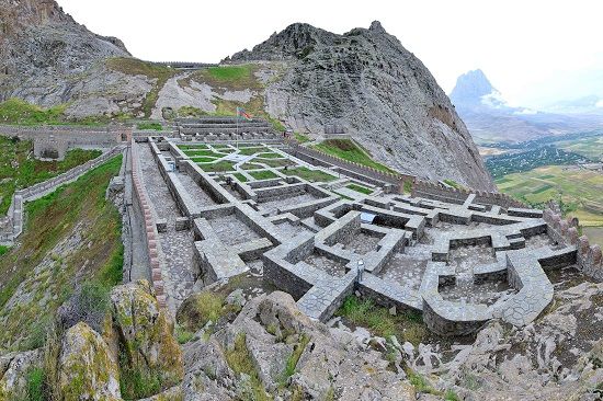 Timur’un güçlü ordularına 14 sene direnen kale “ELİNCE KALESİ”
