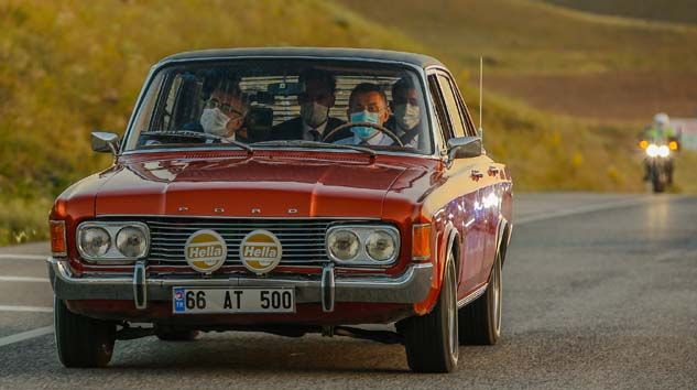 Fuat Oktay, makam aracını bırakıp şoför koltuğuna oturdu