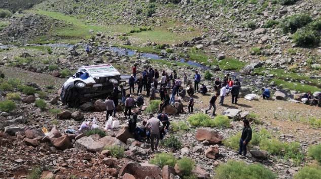 Erzurum’da kamyonet şarampole uçtu: 17 yaralı