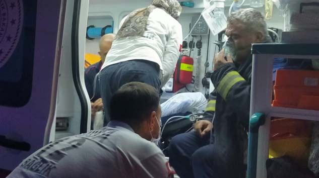 Manisa’da fabrika yangınında itfaiye erleri dumandan etkilendi