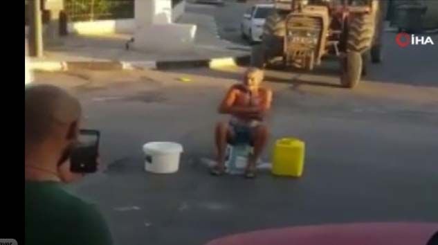 KKTC’de “süt banyolu” eylem KKTC’de “süt banyolu” eylem