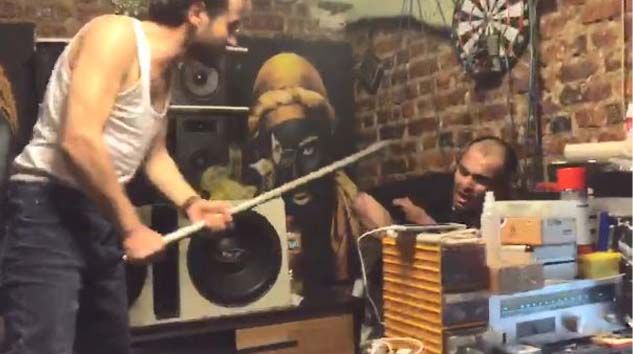 Sopa ve satırla dövdü