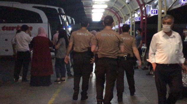 Terminalde güvenlik güçleri devreye girdi, askerler sosyal mesafeyle uğurlandı