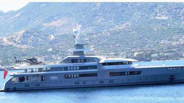 Rus milyarder Bodrum’a milyon dolarlık yat ile geldi, beach’i kapattı