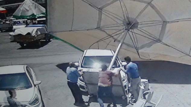 Antalya’da hortum toptancı halinde ortalığı birbirine kattı