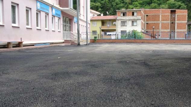 Okul bahçelerine dökülen asfalt sağlık yönünden riskli