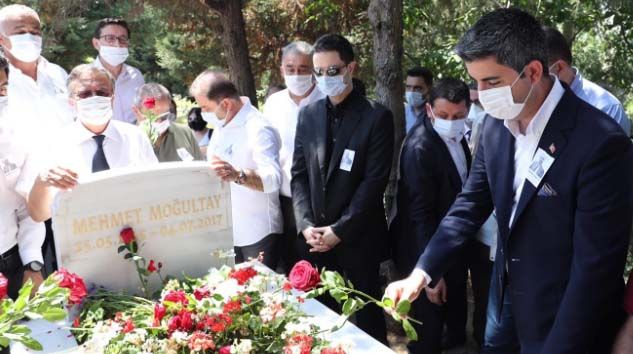 Eski bakan Mehmet Moğultay mezarı başında anıldı