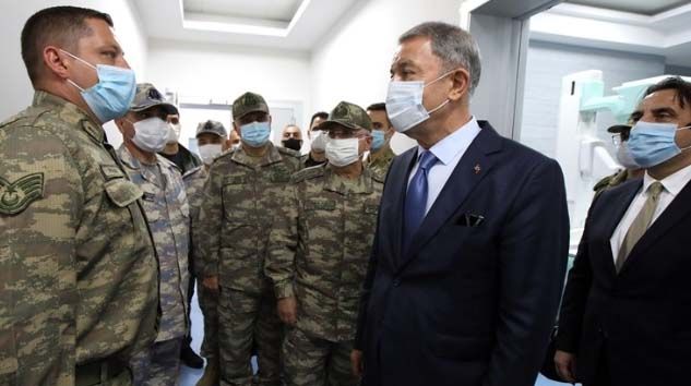 Bakan Akar, Libya’da Mehmetçikle bir araya geldi